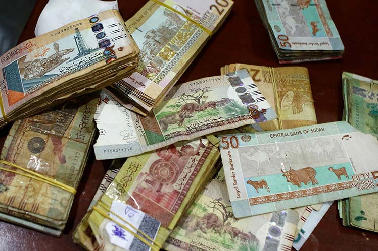 Banco de Sudán devalúa moneda nacional para equiparar cambio