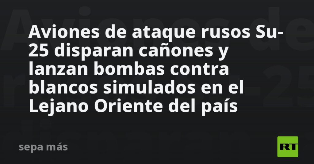 Aviones de ataque rusos Su-25 disparan cañones y lanzan bombas contra blancos simulados en el Lejano Oriente del país