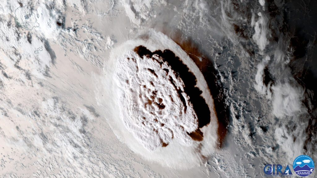 Emiten advertencia de tsunami en costa oeste de EEUU tras erupción de volcán submarino en Tonga