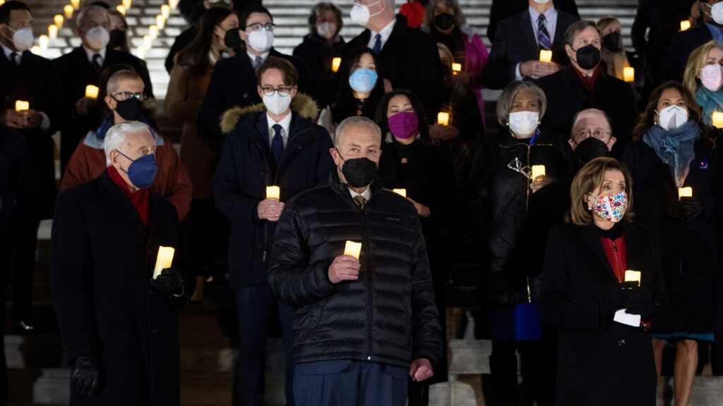 Legisladores demócratas concluyen la conmemoración del ataque al Capitolio con una solemne vigilia