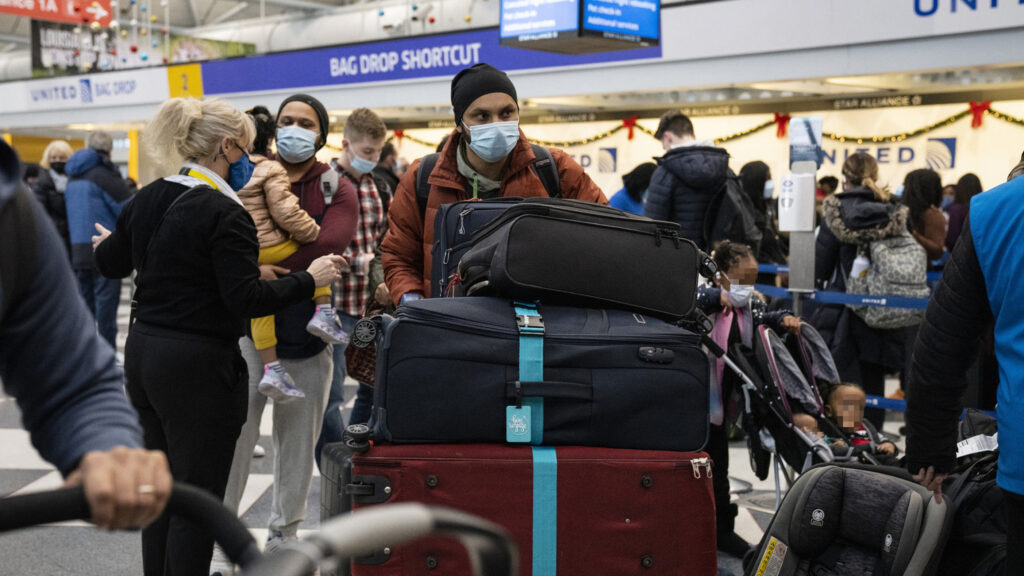 Otro día de caos en aeropuertos: más de 2,600 vuelos fueron cancelados el domingo