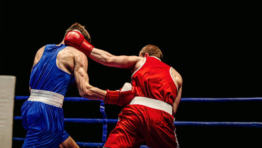 Un ‘nocaut’ que deja más preguntas que respuestas: boxeador invicto lanza varios ganchos al aire y su rival se cae derrotado (VIDEO)