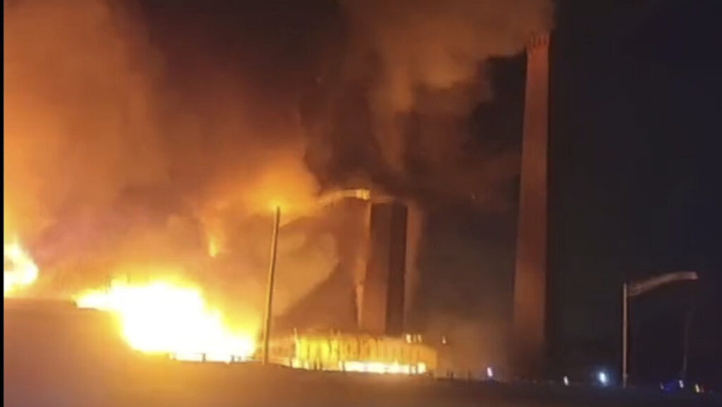 VIDEO: Se produce un gran incendio en una planta química en Nueva Jersey y piden a residentes locales que cierren las ventanas de sus casas