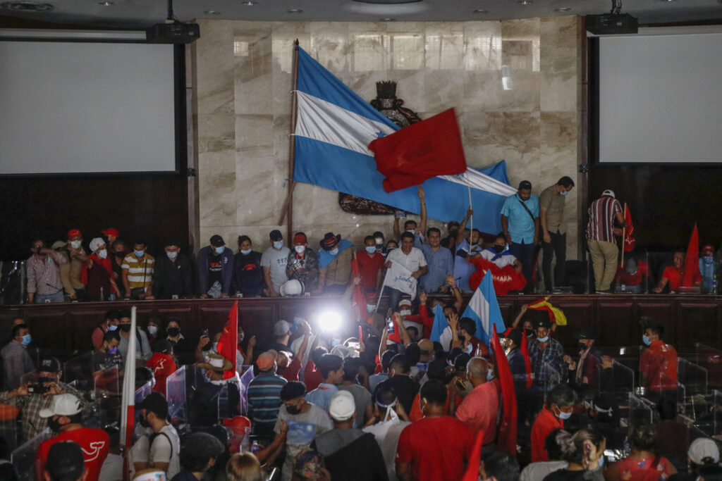 Xiomara Castro asume las riendas de Honduras con un Congreso bicéfalo y la fractura de su propio partido