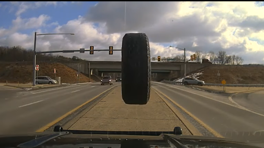 De terror: video capta cómo una llanta suelta impacta el parabrisas de una patrulla