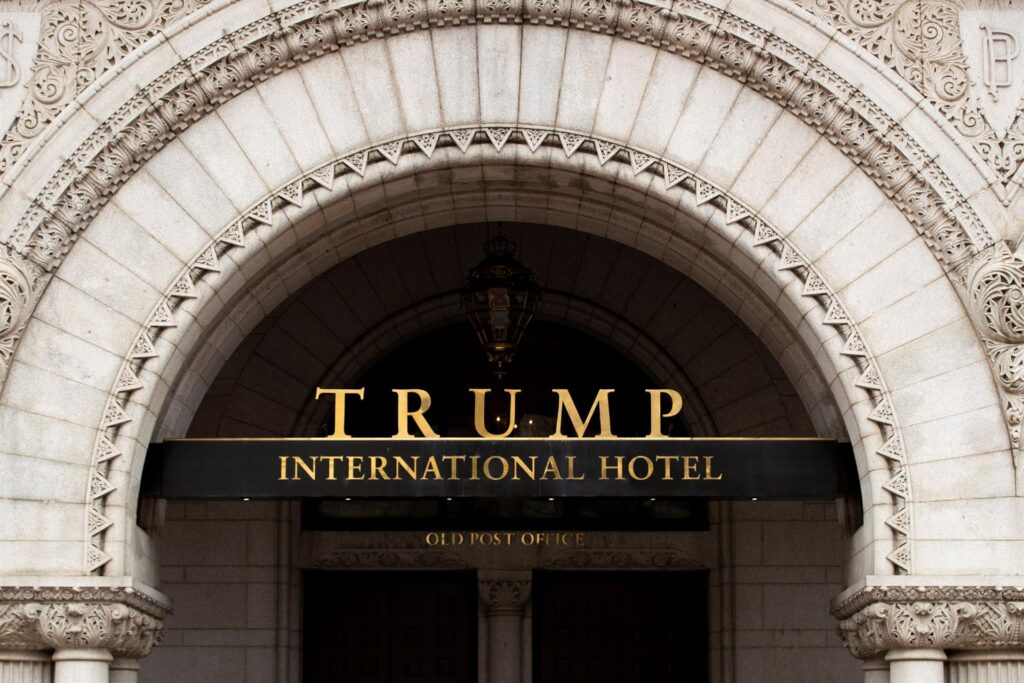 Demanda de Washington contra comité inaugural y hotel de Trump será llevada a juicio