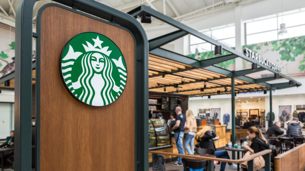 «Fuerte apego de los clientes a Starbucks»: el gigante del café sube los precios, pero la gente se queda con él