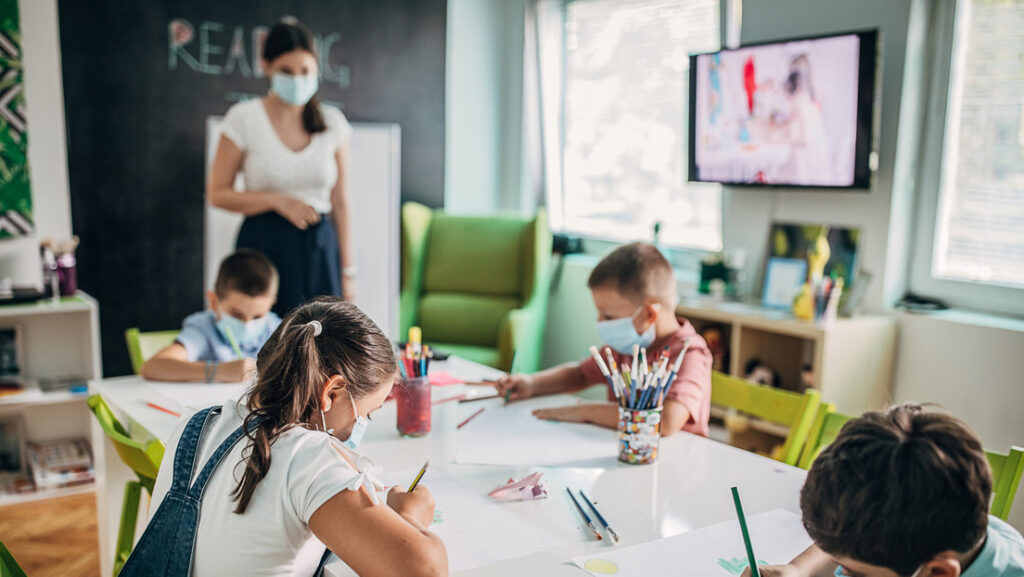 Un centro de preescolar cierra en EE.UU. tras difundirse una imagen de sus alumnos con caretas negras de papel