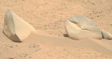 El róver Perseverance capta en Marte una roca con forma de sombrero