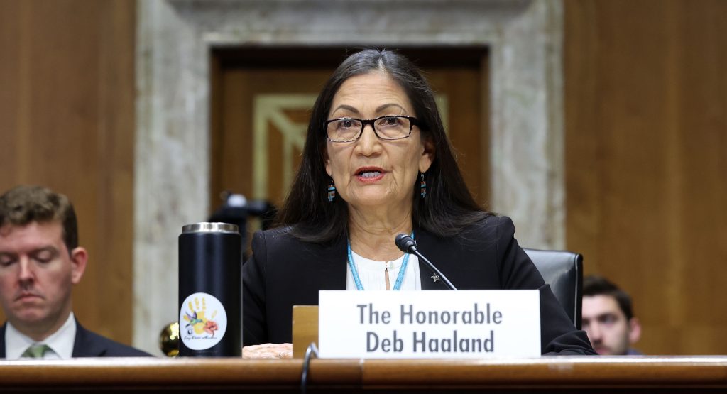 Investigación revela que más de 950 niños indígenas murieron en internados estatales de EEUU