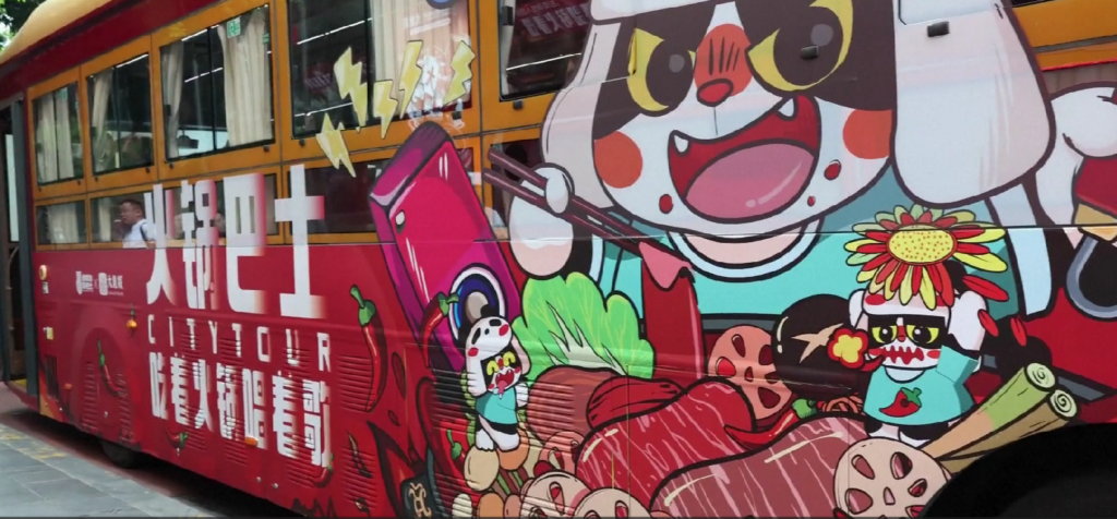 Un autobús temático de hotpot ofrece a los invitados internacionales una sabrosa bienvenida en Chengdu